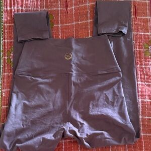 High-Waist Purple Leggings with Subtle Gold Emblem